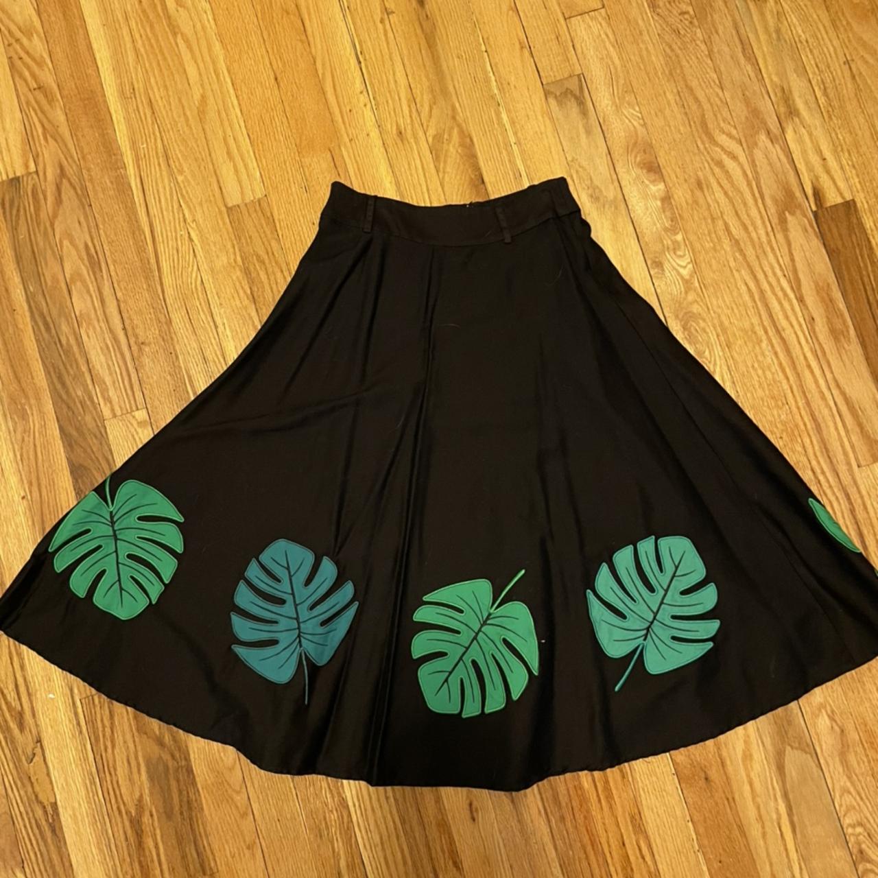 Collectif Women's Black and Green Skirt (3)