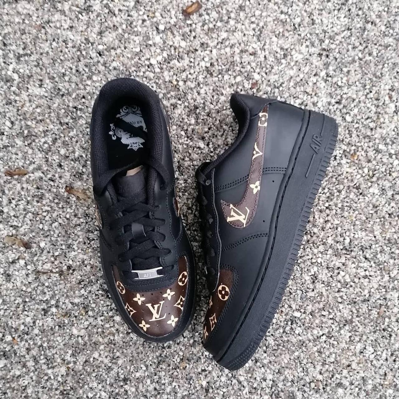 black trainers nike