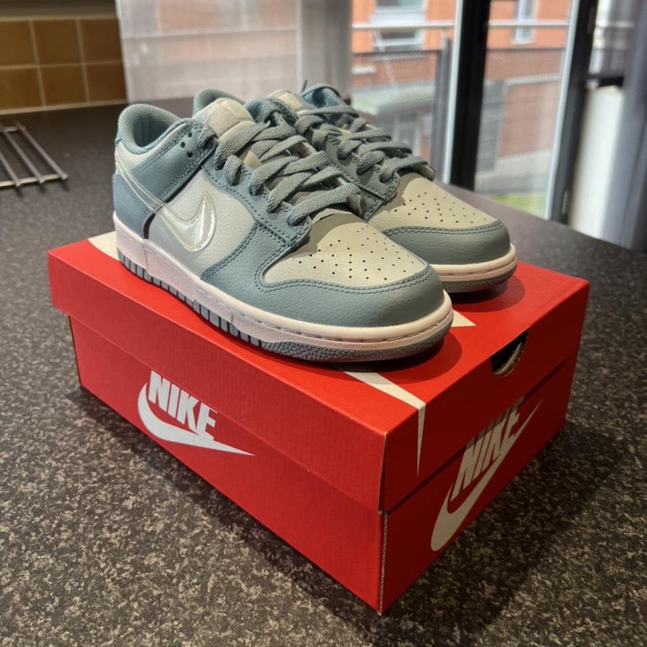 nike dunk aura worn