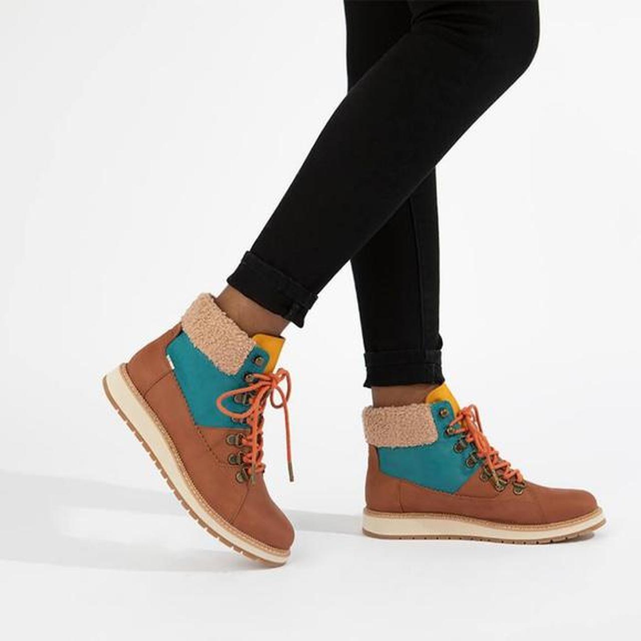 Toms waterproof hot sale boots womens