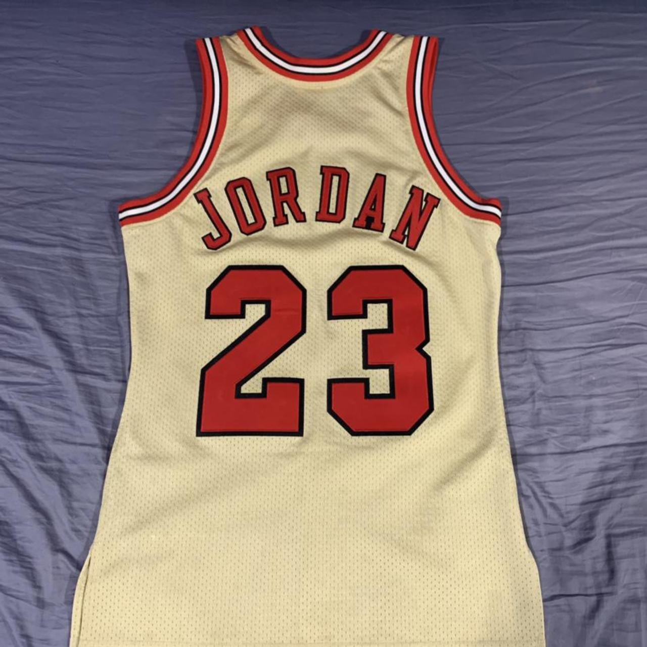 chicago bulls yellow jersey