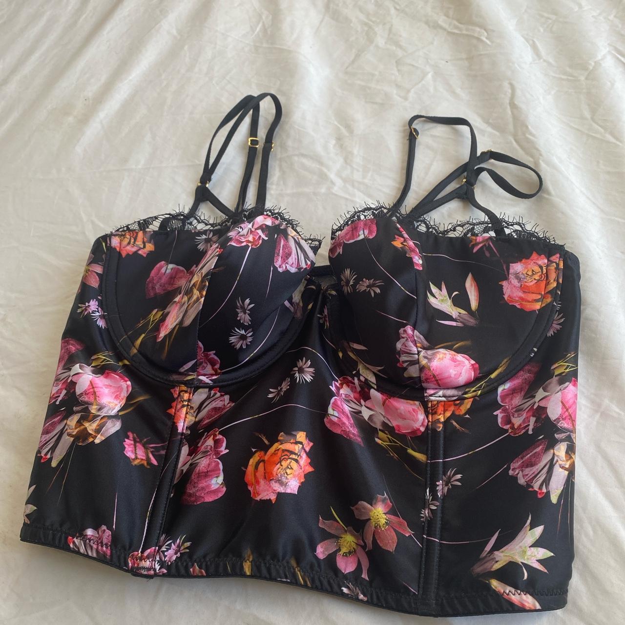 Victoria secret corset top 32D will fit a 32D size... Depop