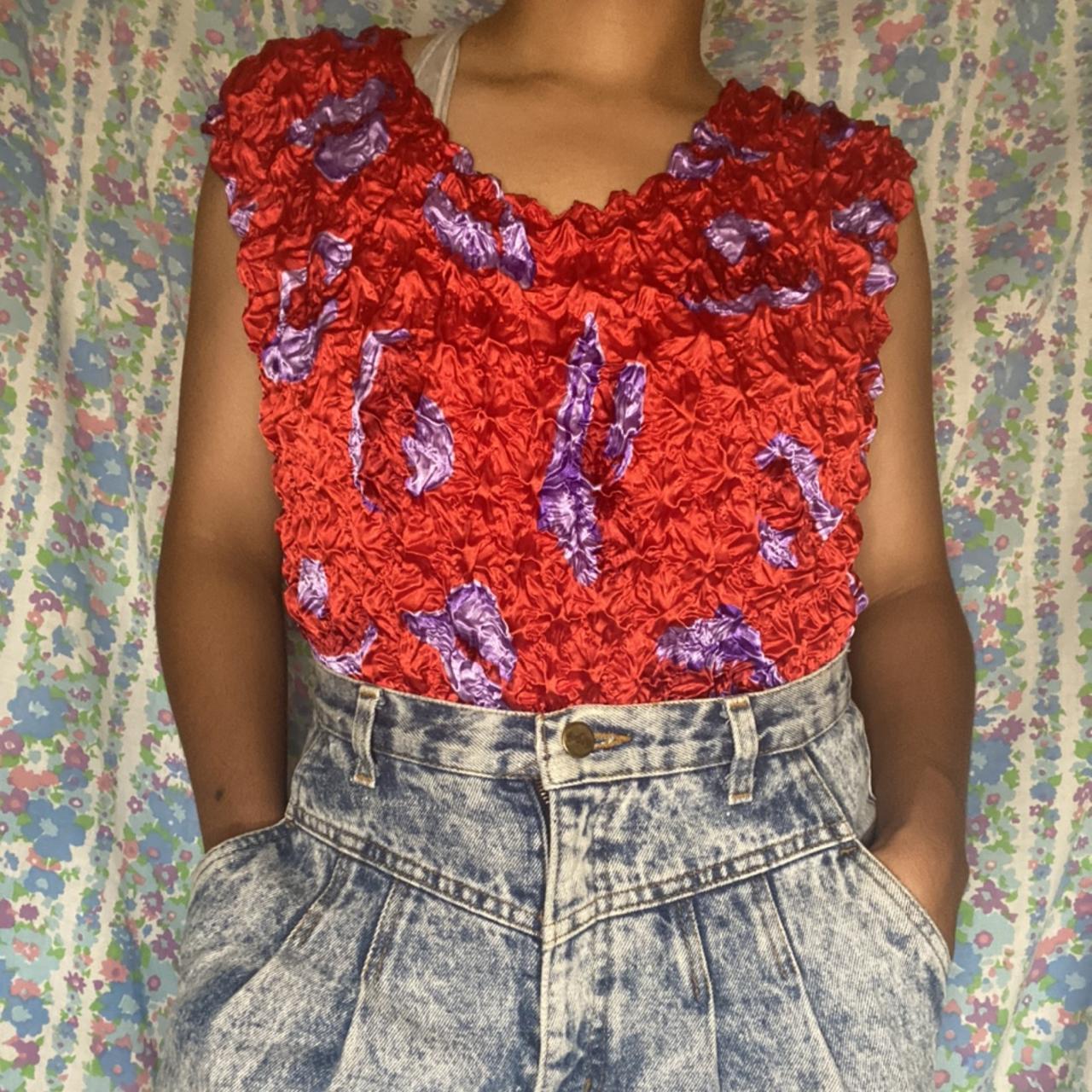 Popcorn style Y2K top No inside tag Fits like a... - Depop