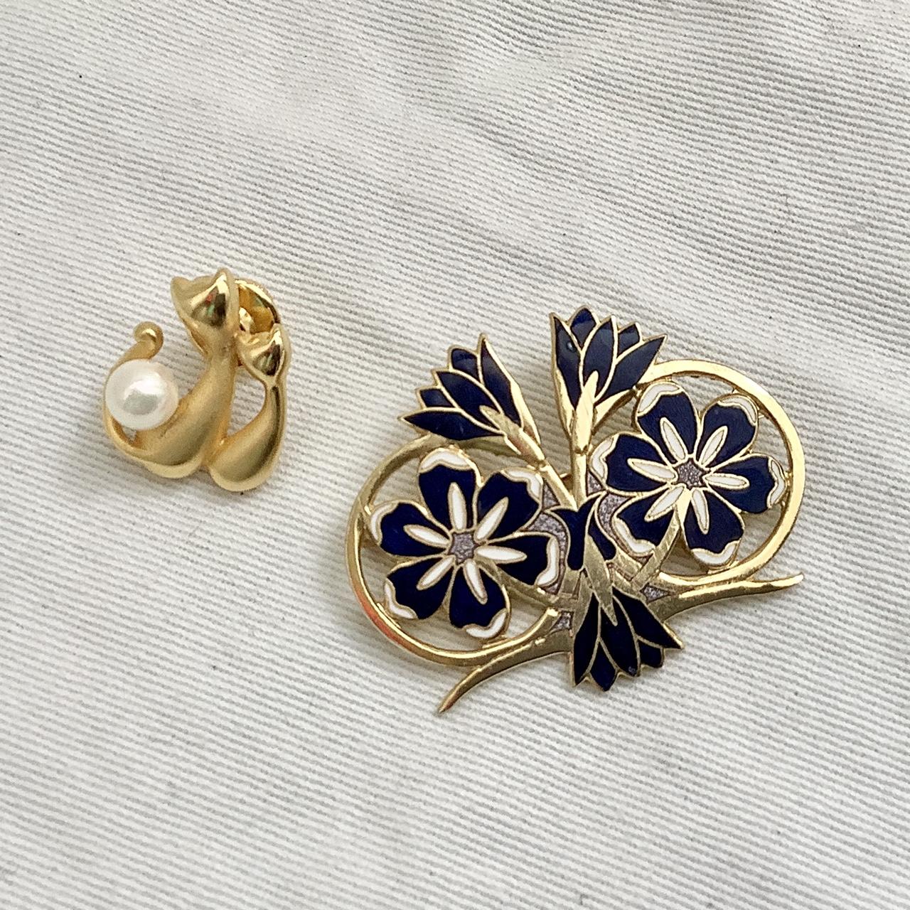 Two lovely costume jewellery pieces in gold coloured... - Depop