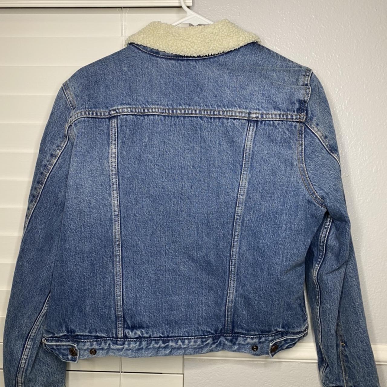 🪐 Levi’s Sherpa Lined Denim Jacket size XL but fits... - Depop