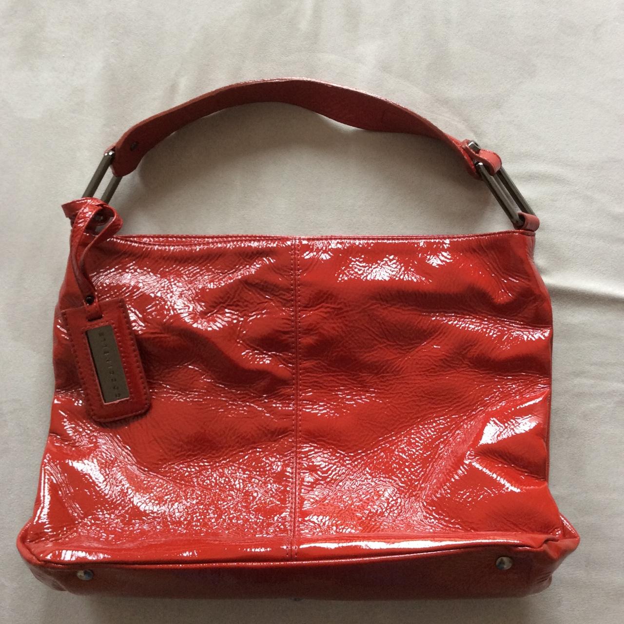 borsa coccinelle di vernice rossa. La pelle