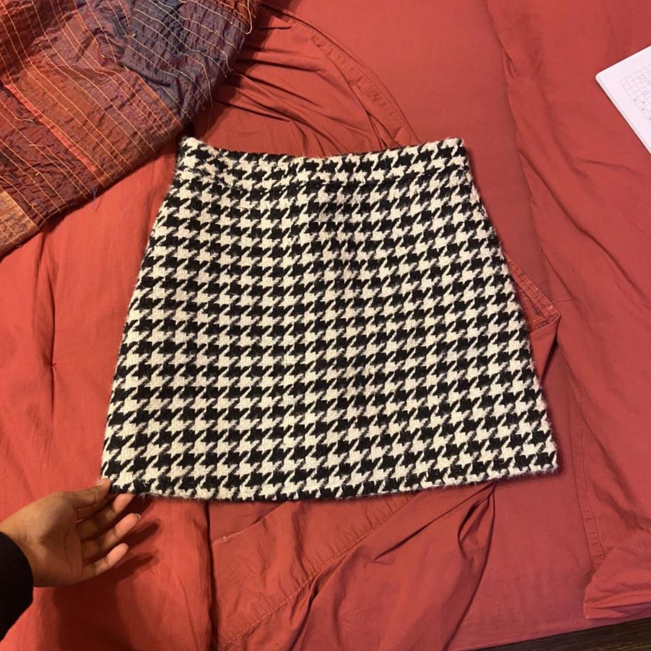 Black and white tweed skirt. Size xs to s - Depop