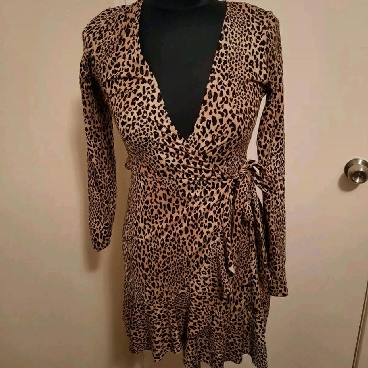 Leopard print wrap dress 
</p>
<!-- FeedbackWP Plugin --><div  class=