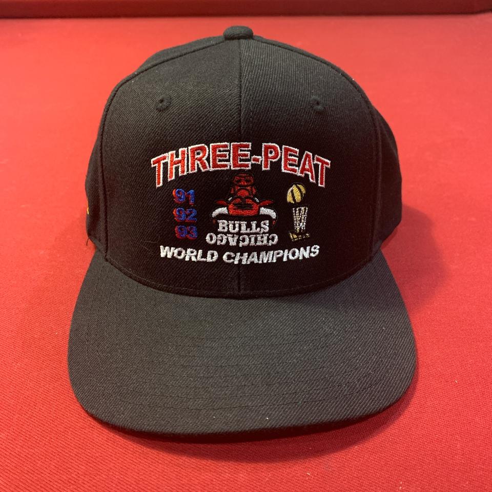 UNIFORM STUDIOS CHICAGO BULLS THREE-PEAT SNAPBACK