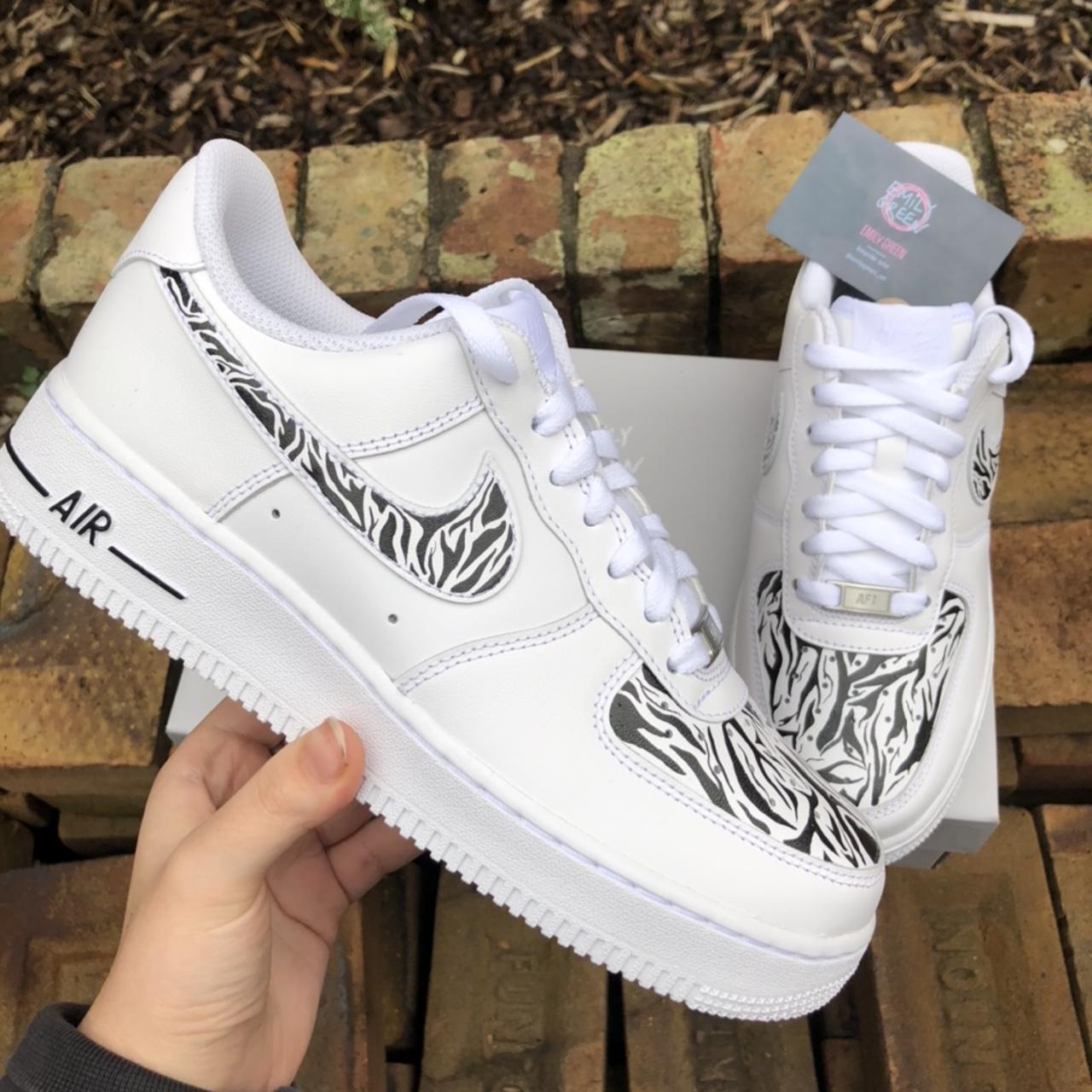 Nike Women's Black and White Trainers | Depop