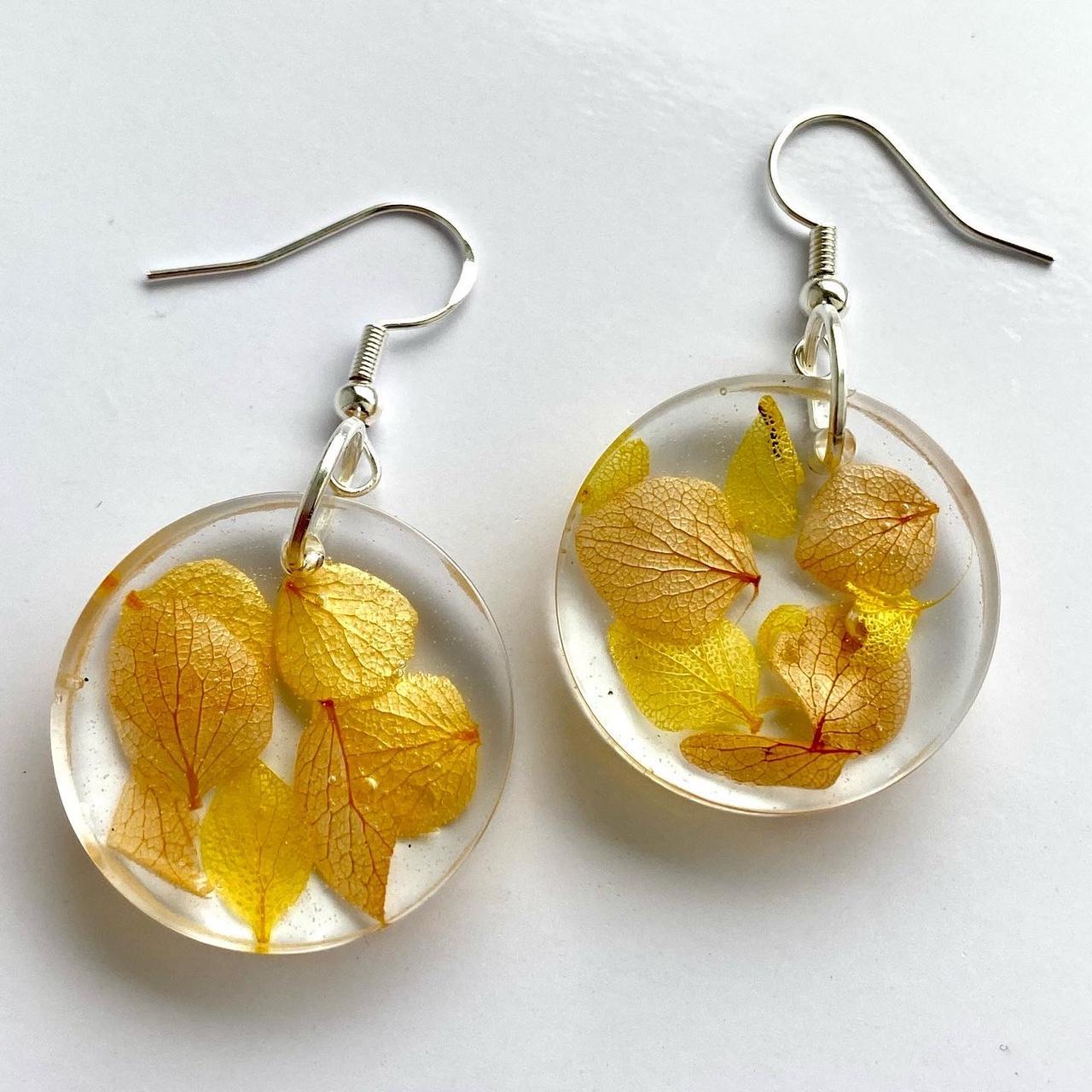 Pressed flower resin earrings round Flowers 🧡... Depop