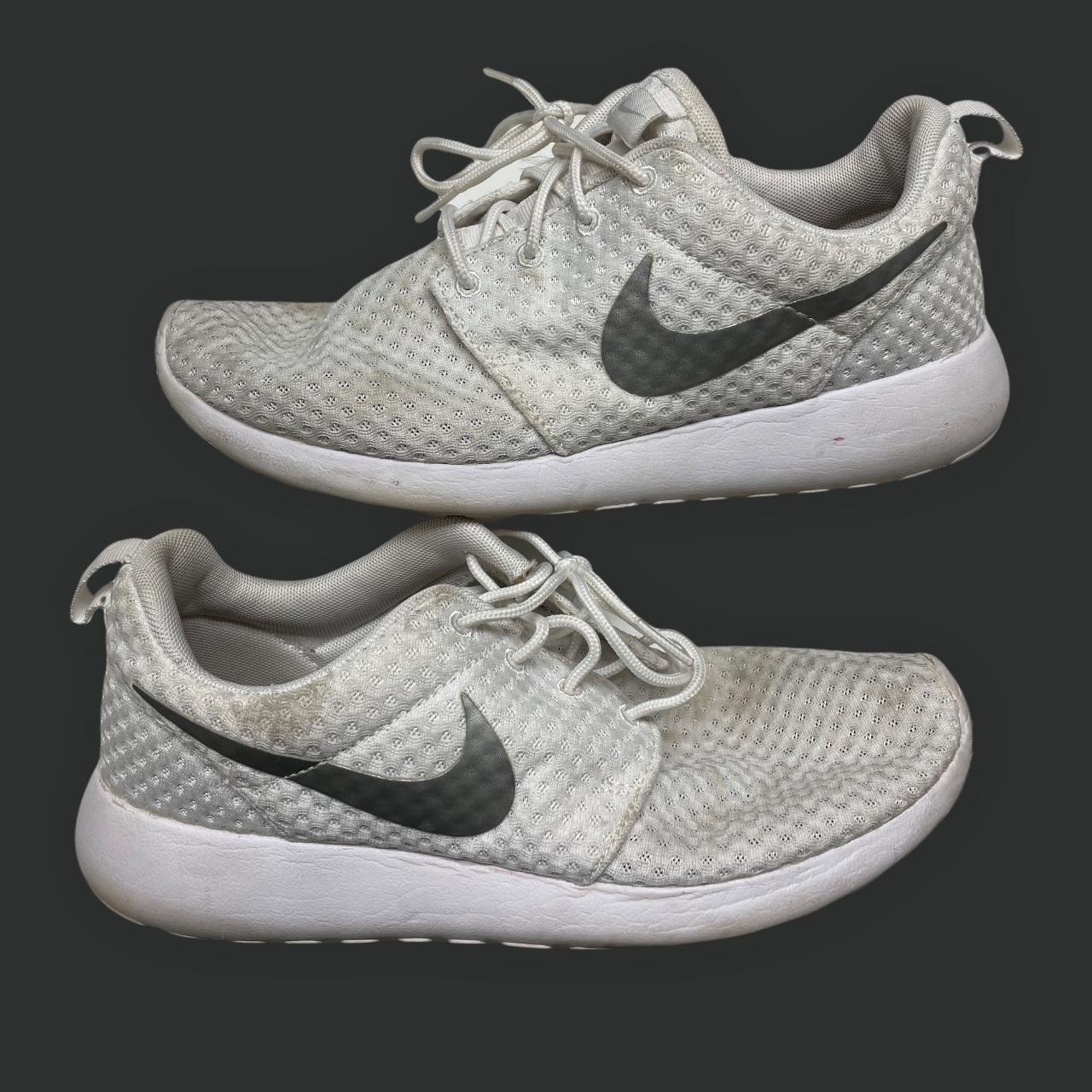 nike roshe run triple white