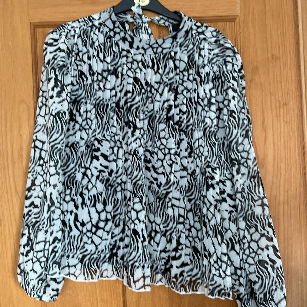 Women's Black and White Blouse | Depop