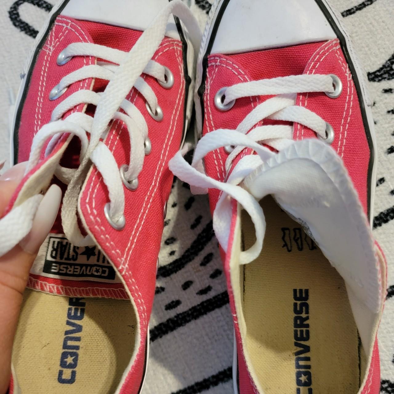 Men wearing 2024 pink converse