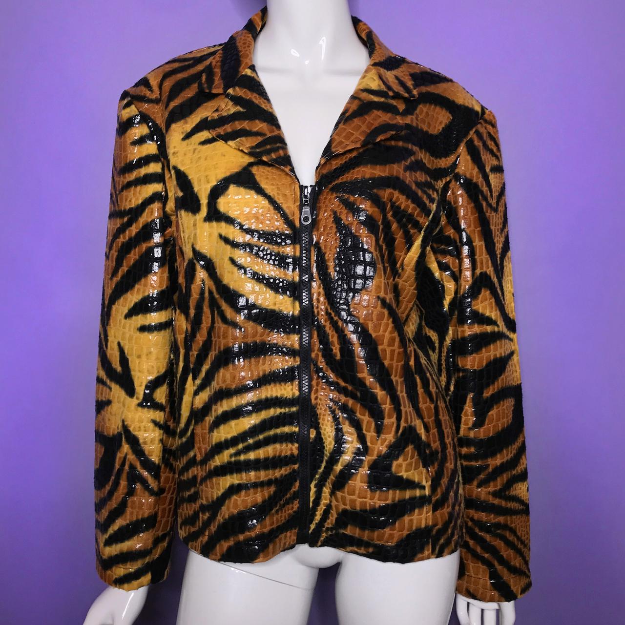 Vintage 90s/Y2K Orange tiger print jacket!🧡...