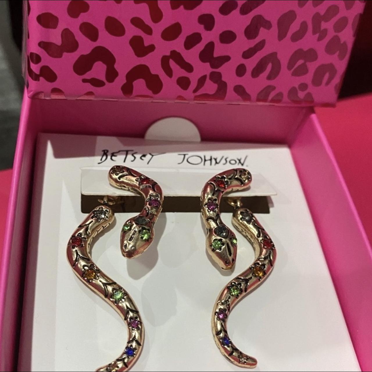 Betsey Johnson Women's Serpent Sunglasses Geo, Purple Snakeskin, 並行輸入品 Betsey Johnson Women\u0027s Serpentine Sunglasses Cateye, Milky Pink with Gold  Snakes, 56mm