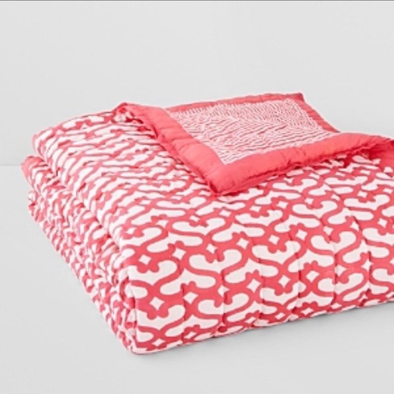 ISO ROLLER RABBIT BIG CATA QUILT IN PINK if anyone... Depop