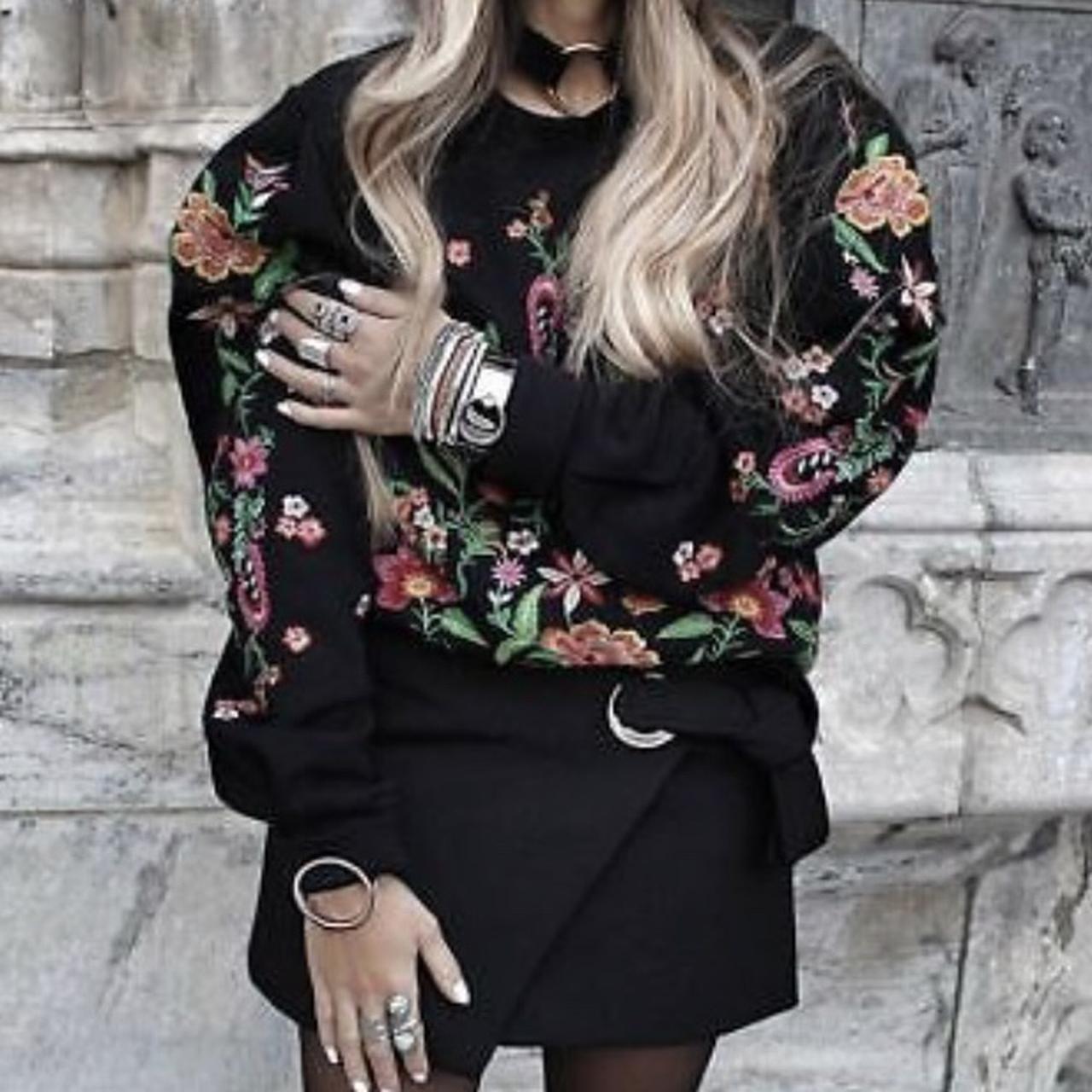 Felpa Zara base nera con fiori ricamati e maniche Depop