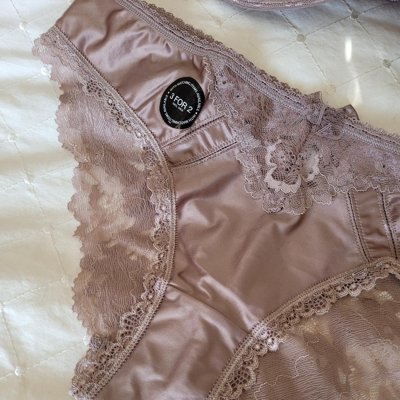 Champagne bra and pants. 34G bra and size 12 silky - Depop