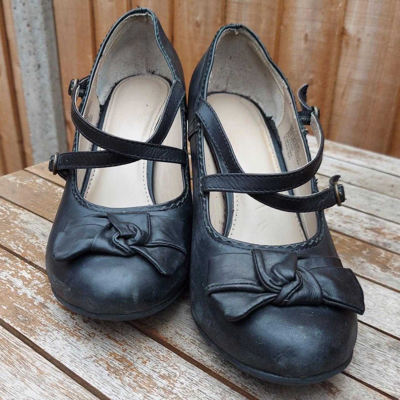 Retro Hush Puppies size 6 Cute shaped heel, bow... - Depop