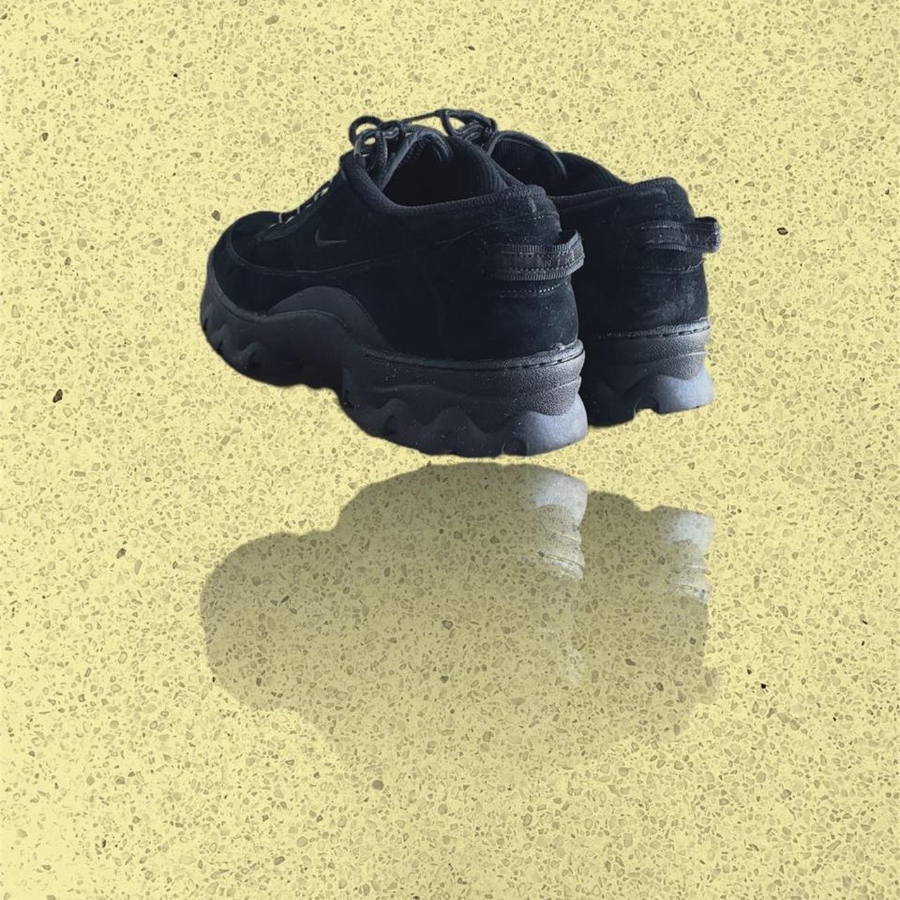 nike lahar low black on feet