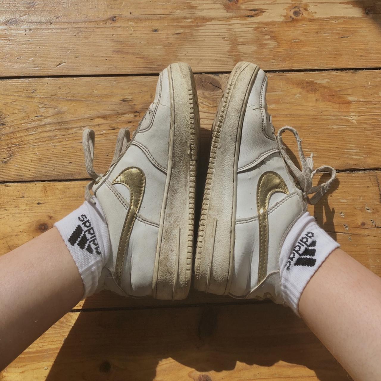 Nike top gold tick