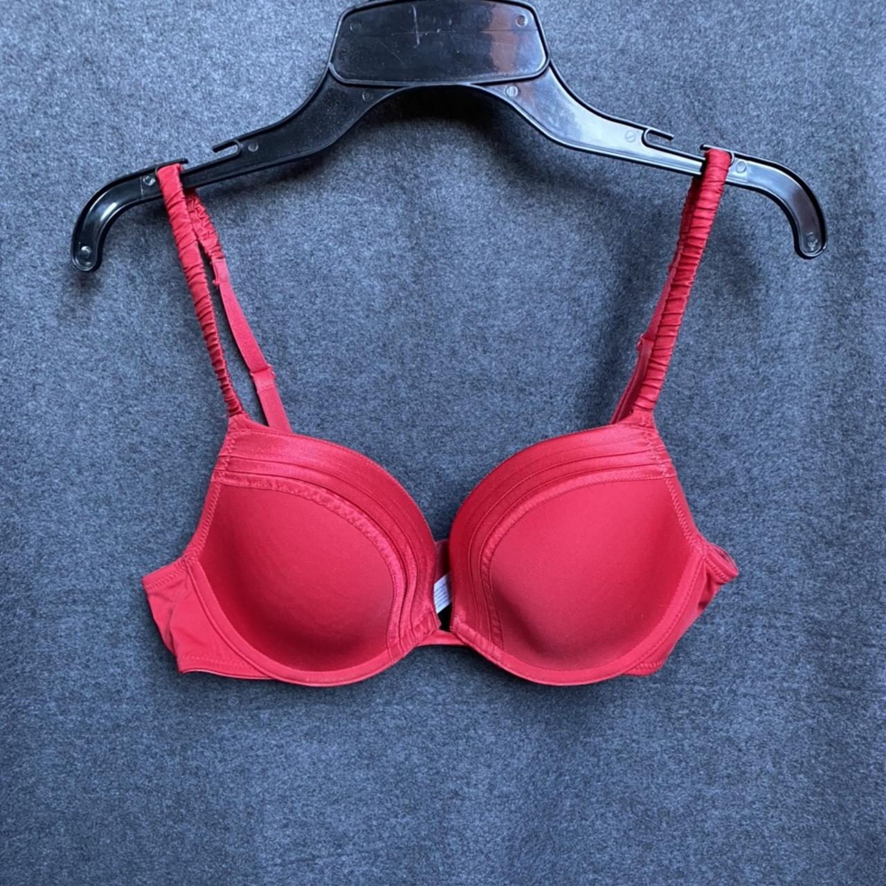 Roter BH mit Bügeln und Wattierung in Größe 75B.... - Depop