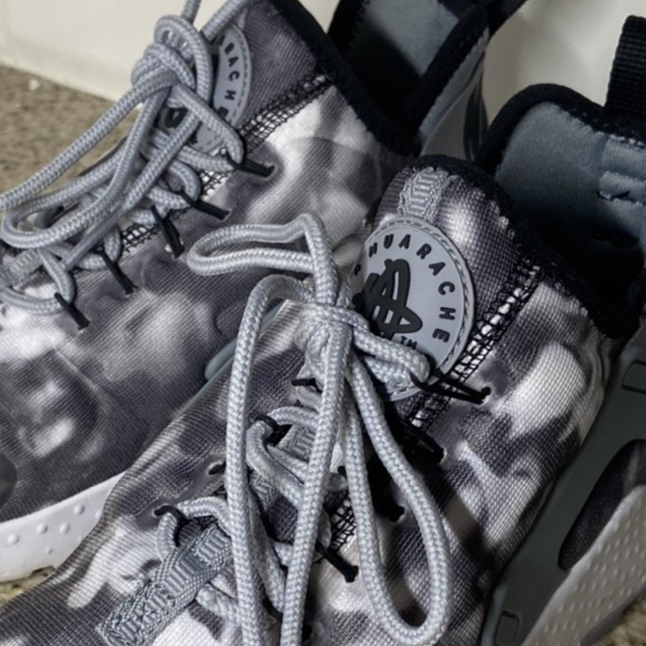 huaraches nike white and black