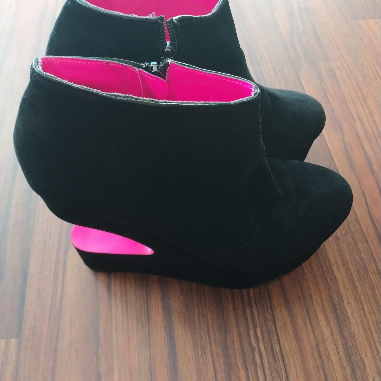 Product Image 1 - Women's black wedges with pink