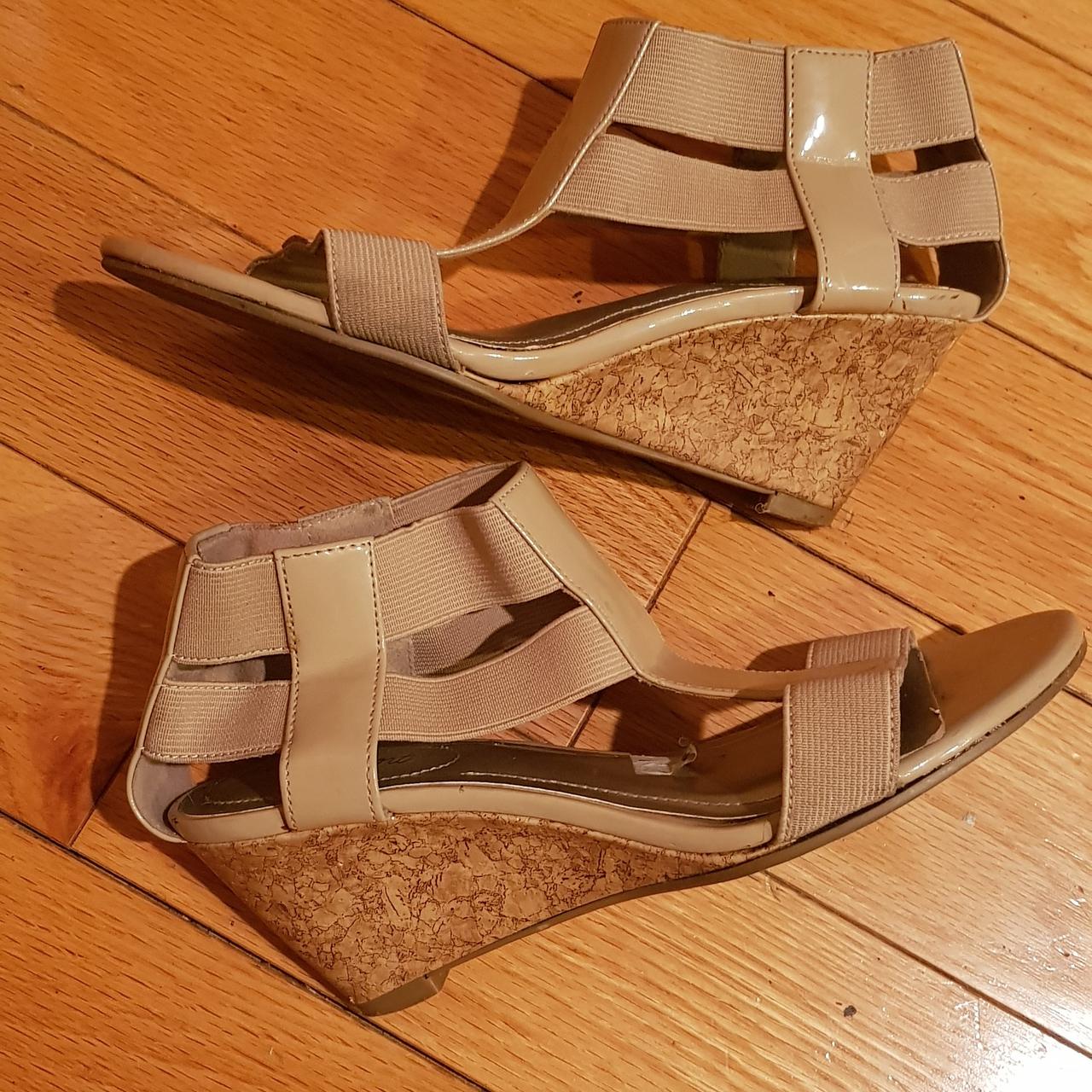 Women's Cream Sandals | Depop