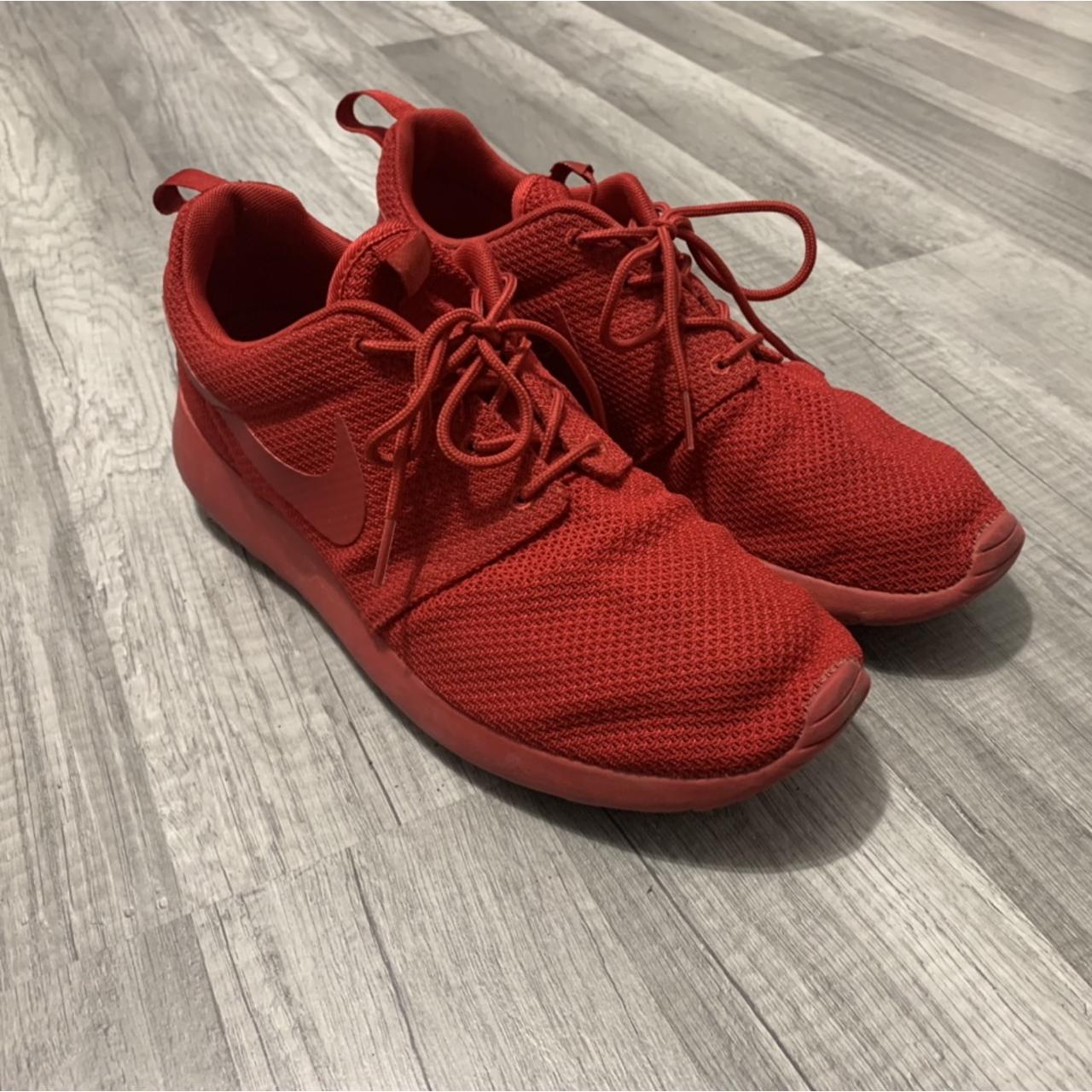 roshe run triple red