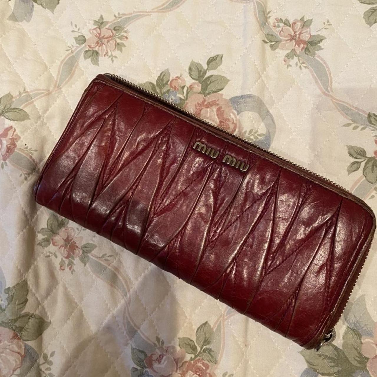 Portafoglio Miu Miu in classica pelle goffrata color... Depop