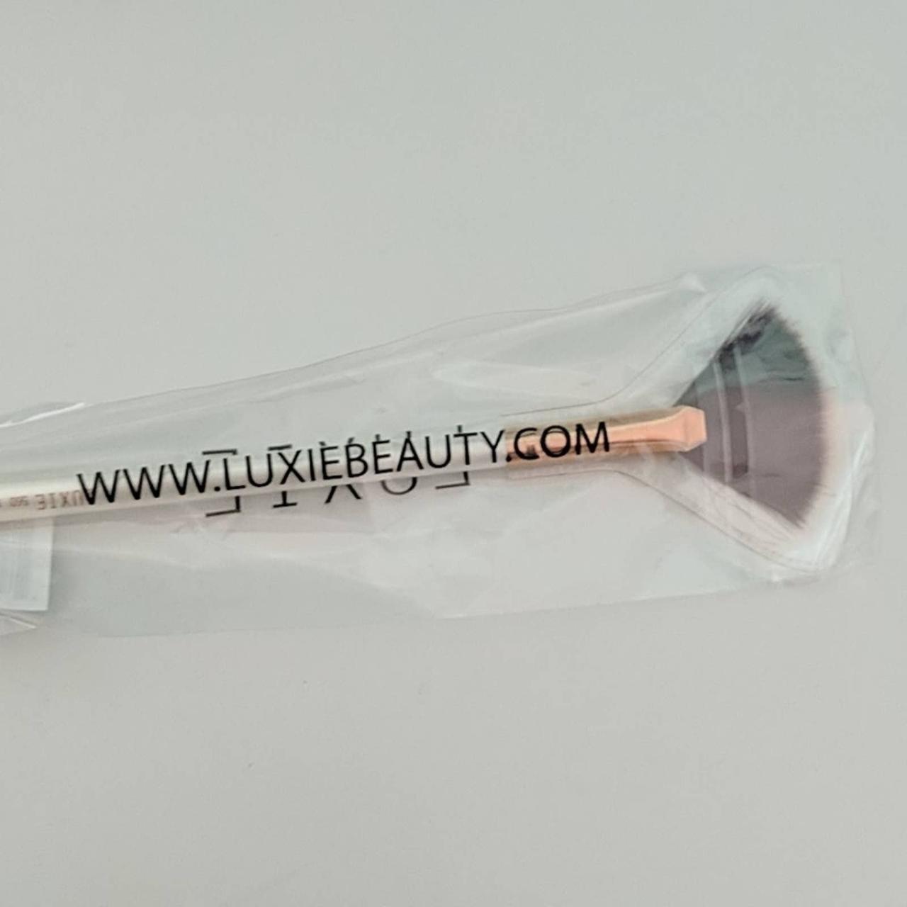 LUXIE 560 Medium Fan Brush-Flawless