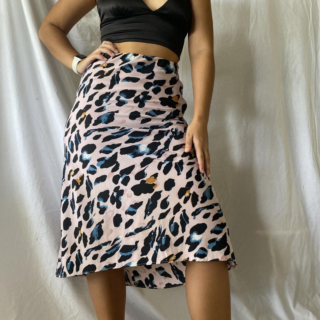 Leopard print satin skirt Features Pink