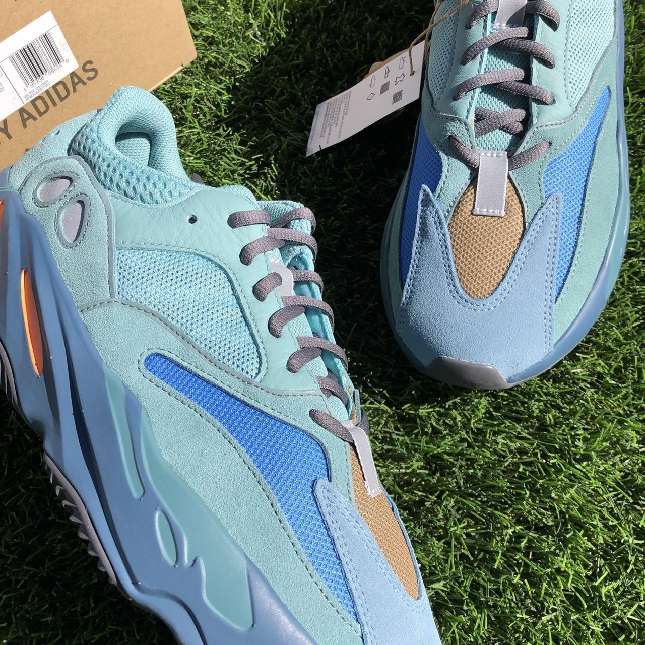 Yeezy shops 700 9.5