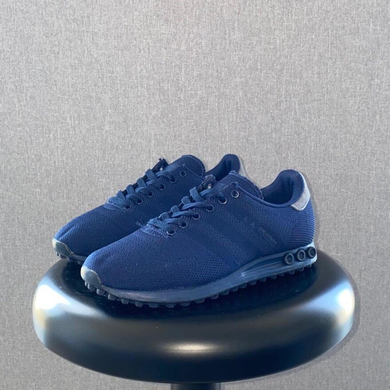 Divertidísimo Agresivo monitor Adidas Originals Men's Navy Trainers | Depop