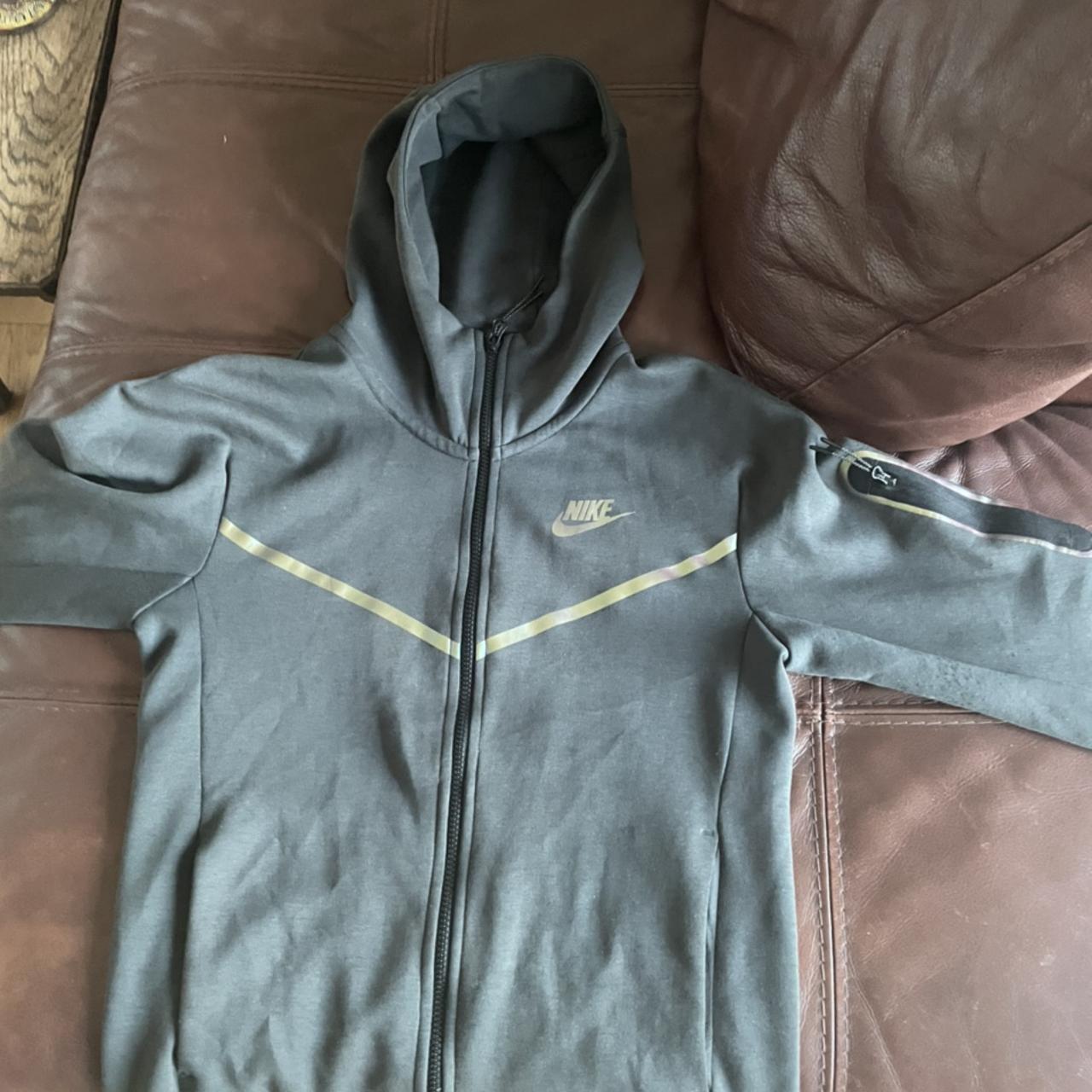xs grey tech fleece