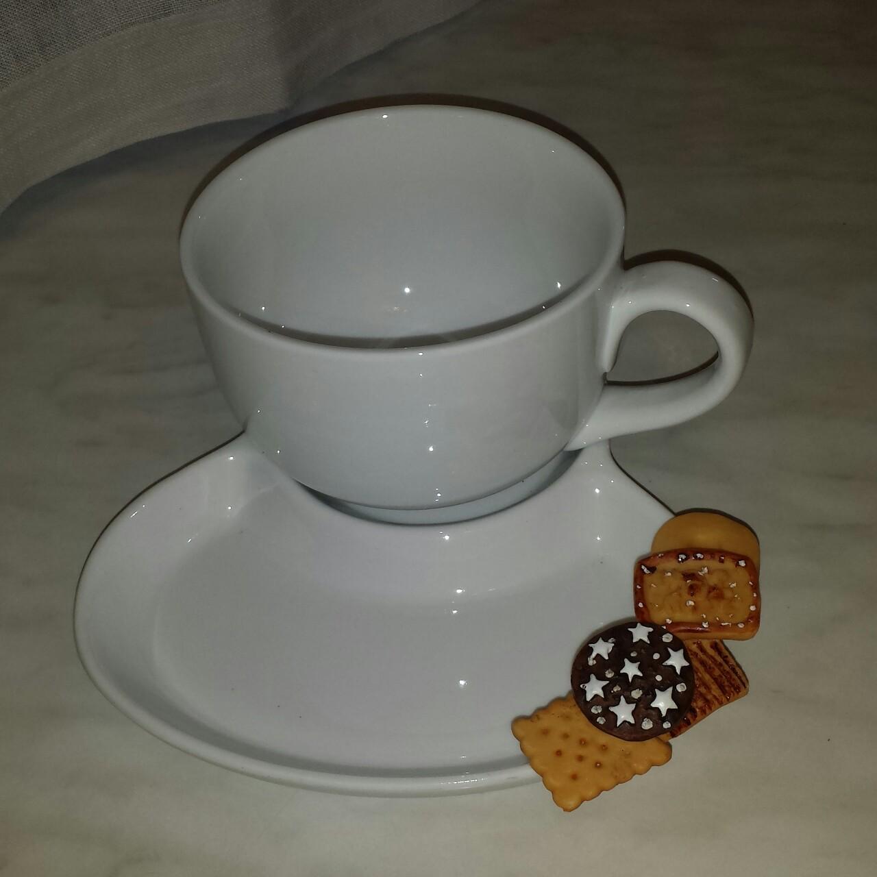 Tazza da latte nadir cn biscottini sul piatto 15€