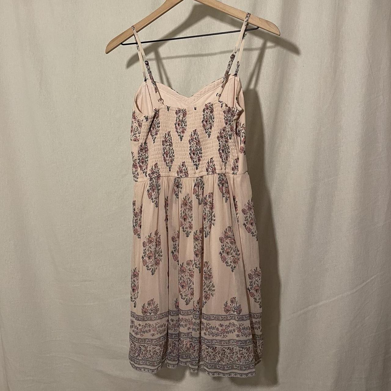 Abercrombie & Fitch pale pink w/ vintage floral design - Depop