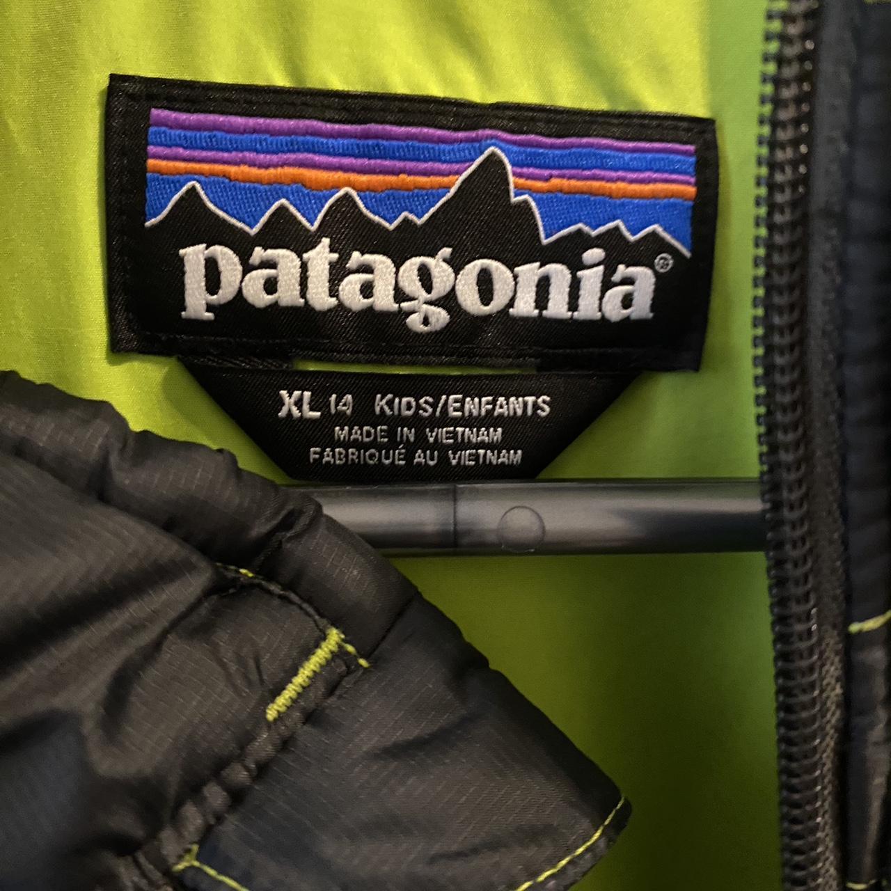 Patagonia Black and Green Jacket Kids size 14, fits... - Depop