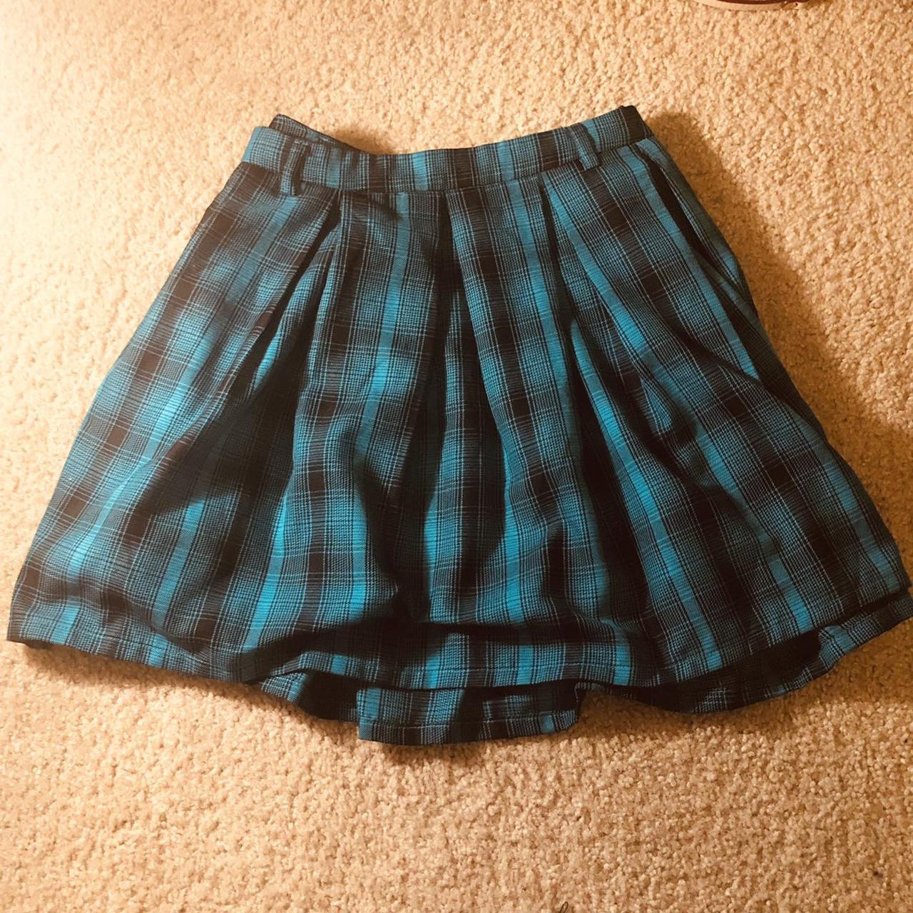 Hot Topic Women's Green and Black Skirt Depop