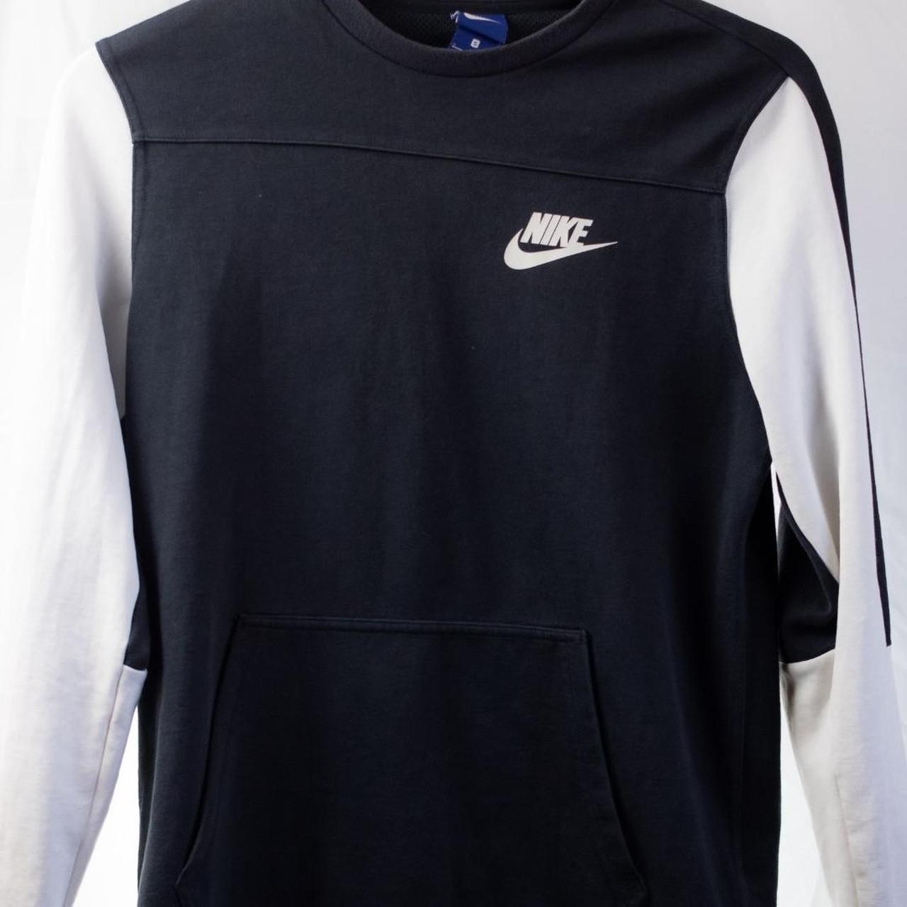 Product Image 1 - Nike Jumper

Front Pockets


👕 Size -