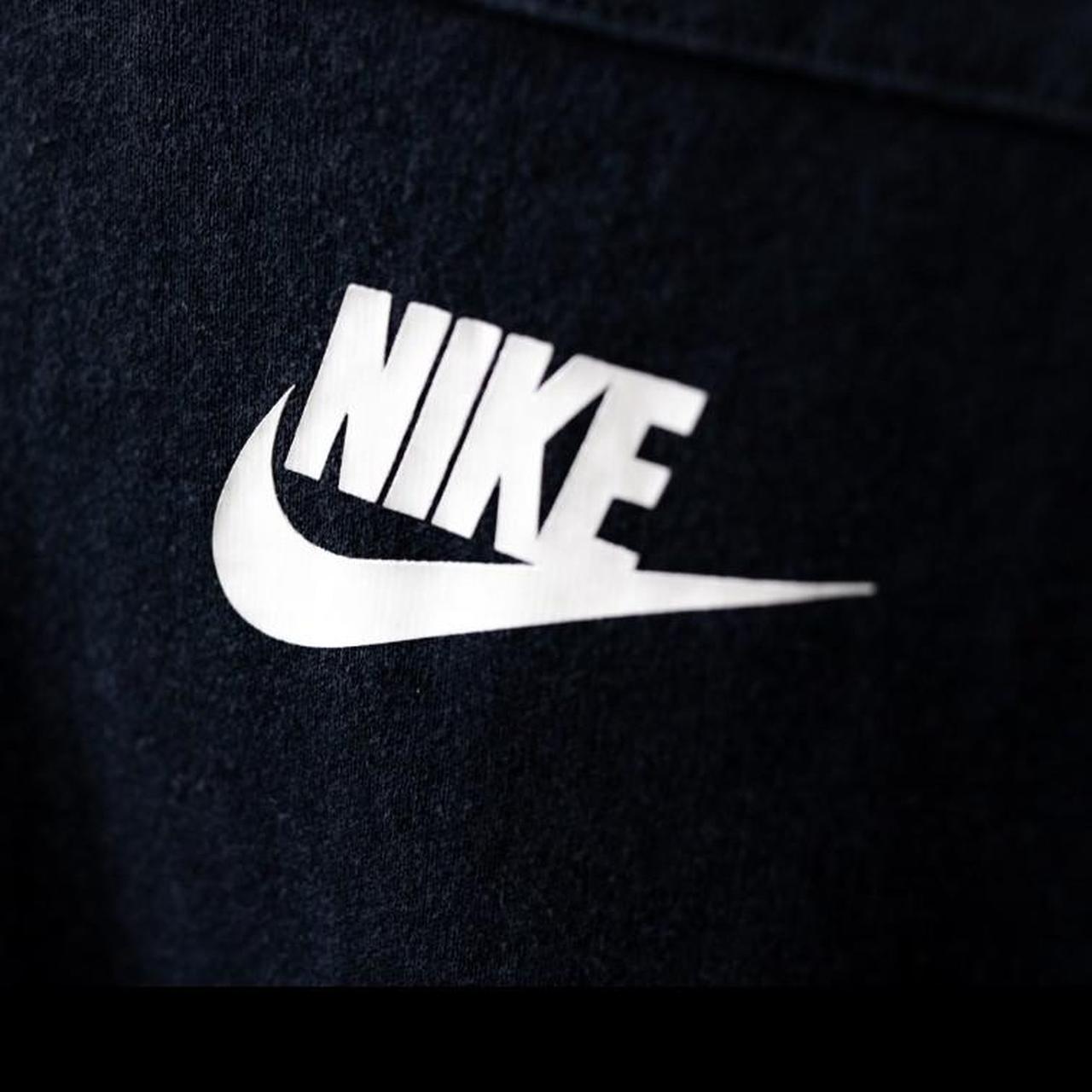 Product Image 2 - Nike Jumper

Front Pockets


👕 Size -