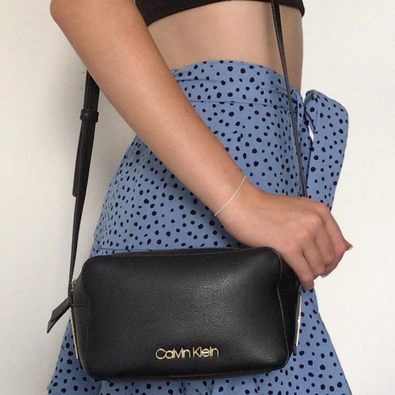 borsetta a tracolla Calvin Klein pochette elegante. Depop