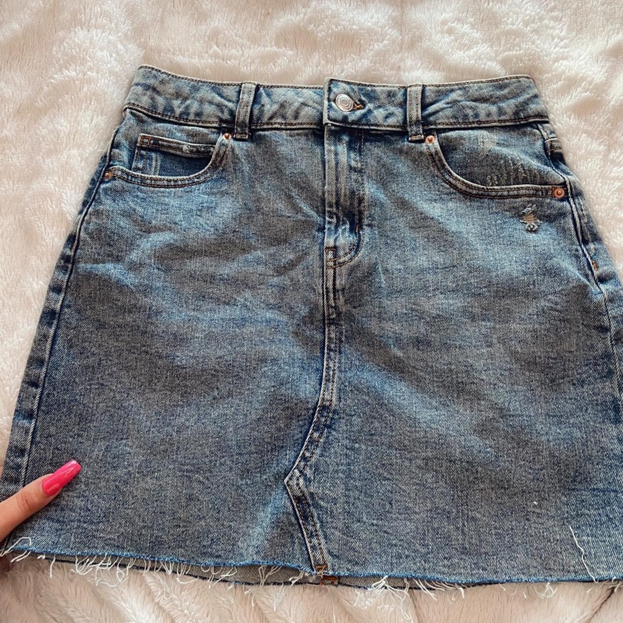 super cute sz 6 denim skirt, hugs u in all the right... - Depop