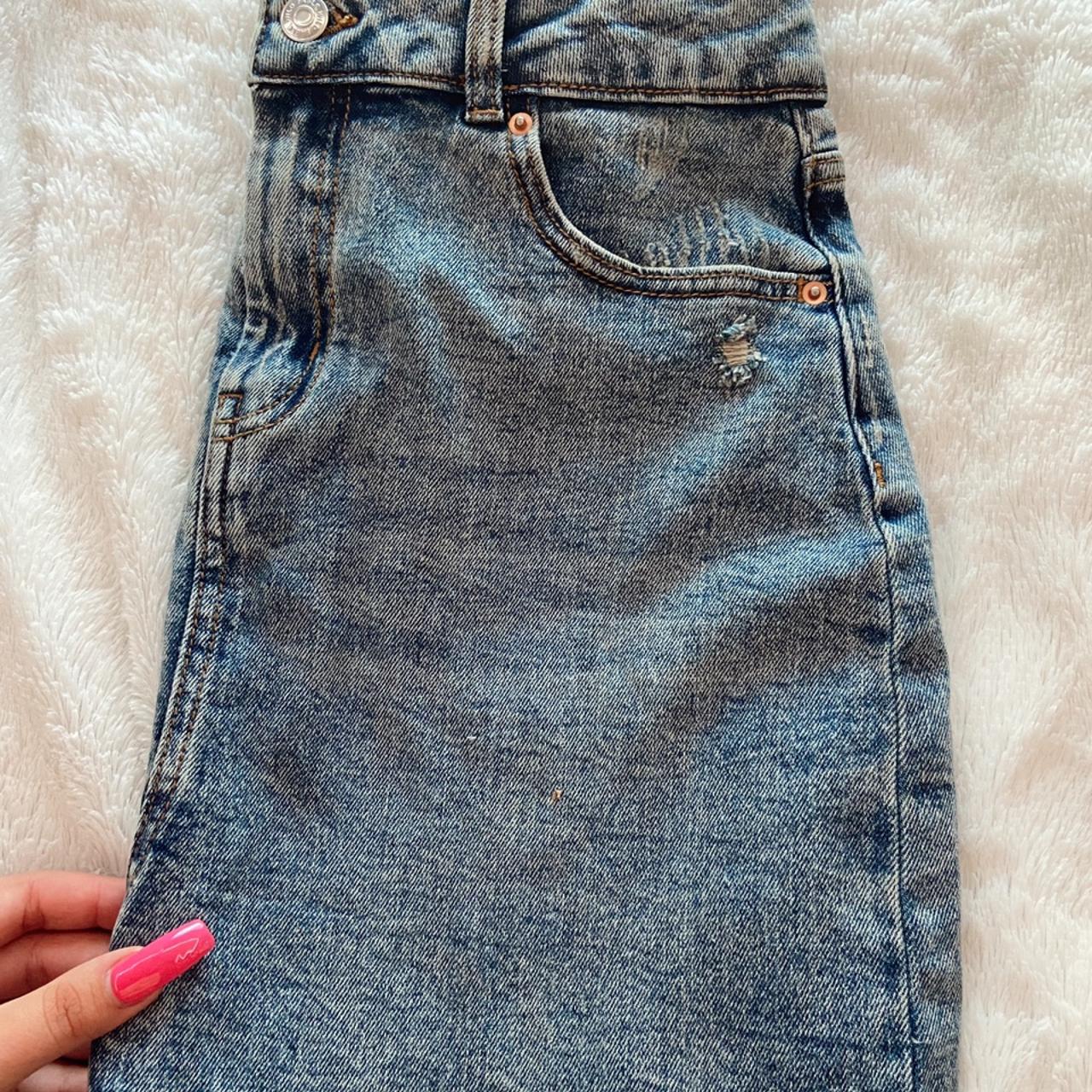 super cute sz 6 denim skirt, hugs u in all the right... - Depop