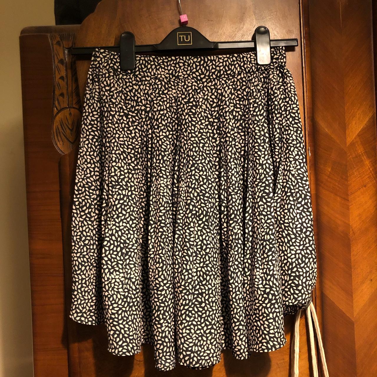 Flowy skirt Kind of pleated Size S with stretchy... - Depop