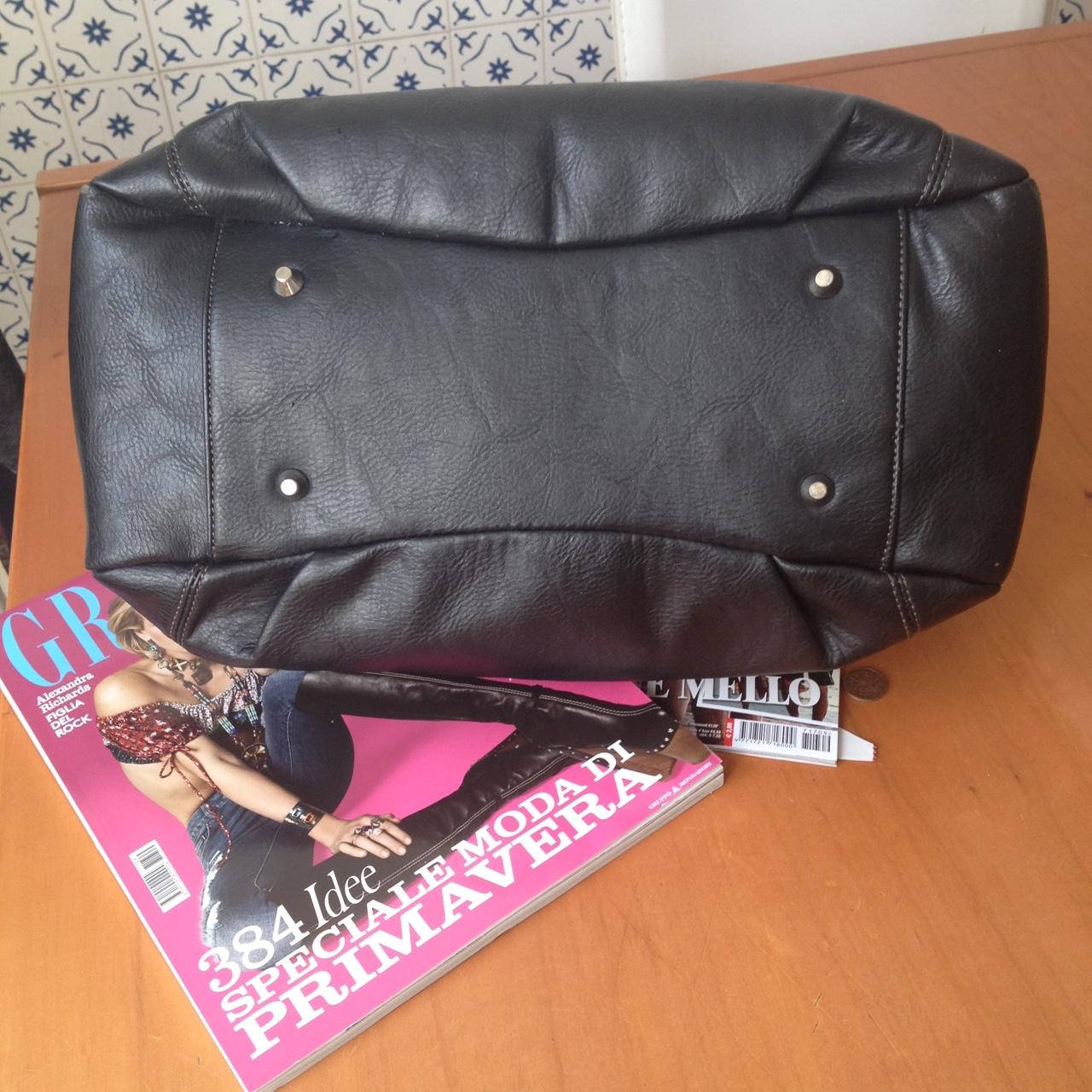 Bauletto nero e beige marca Gaudi in Depop