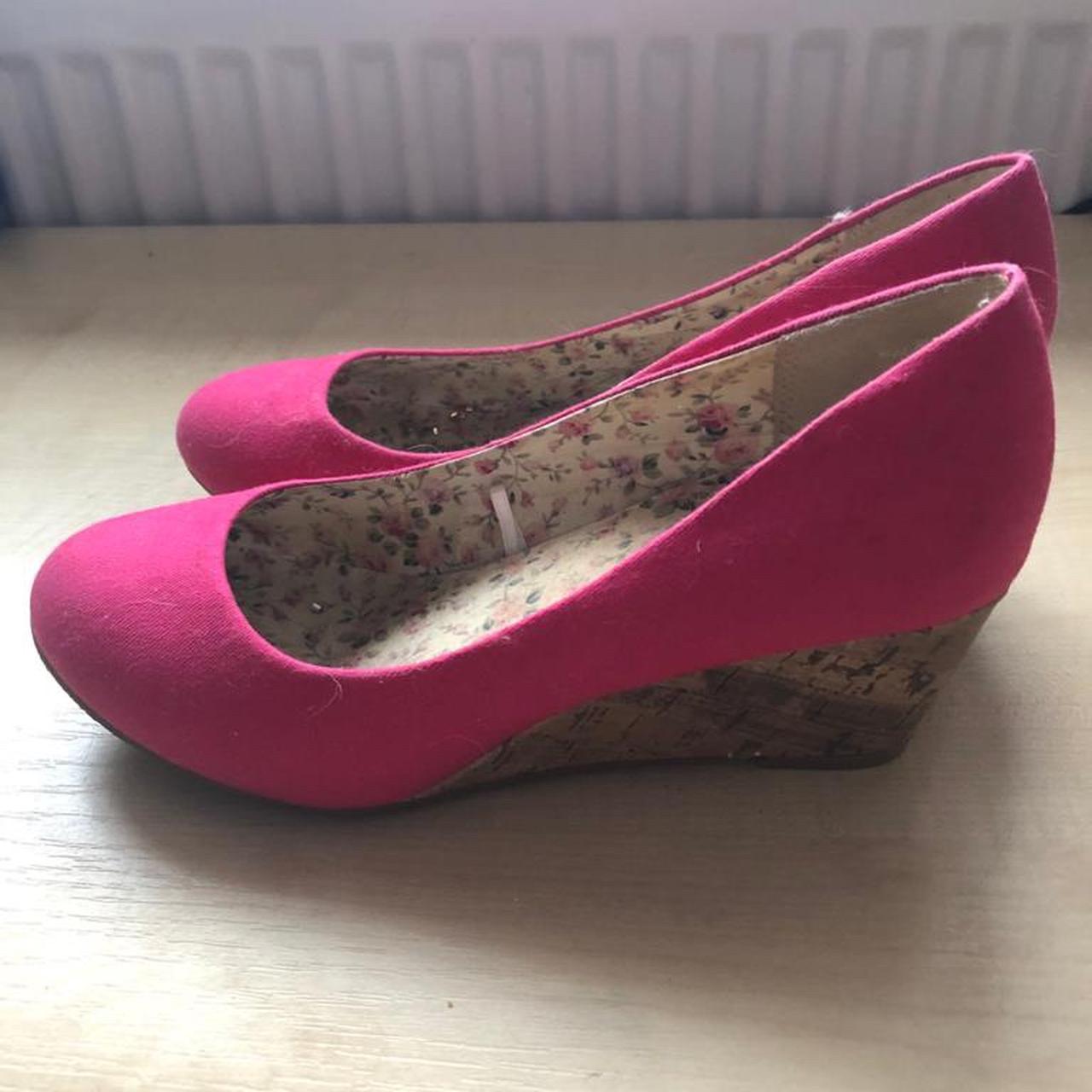 Beautiful bright pink fuchsia wedge heels from... Depop