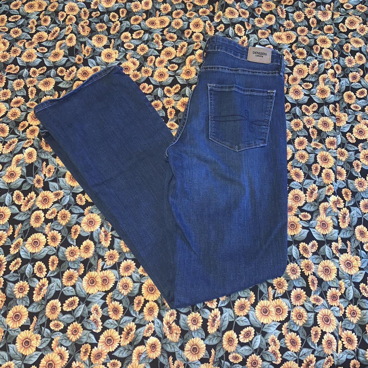 Levi's Women's Navy and Blue Jeans | Depop